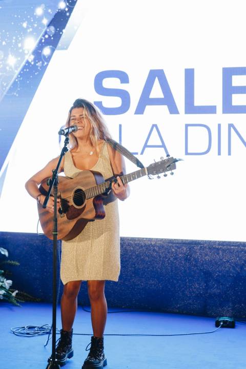 Solo vocalist performing at a corporate gala in Lisbon