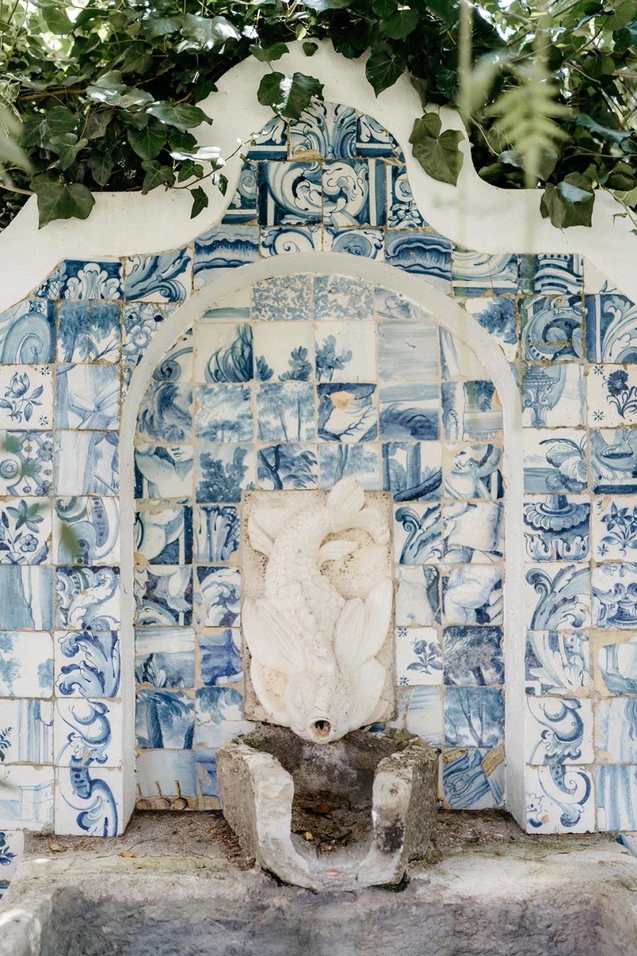 Garden and azulejo fountain niche · Casa Sacoto