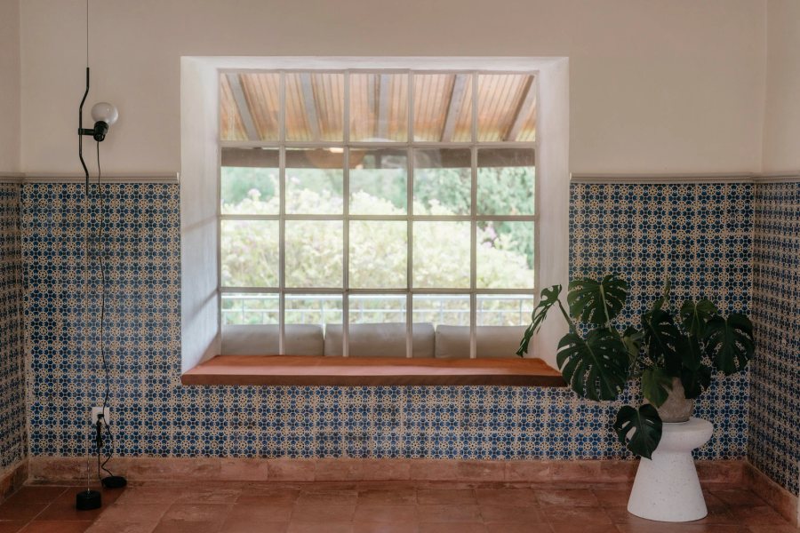 Azulejo half-walls and terracotta floor · Casa Sacoto interior