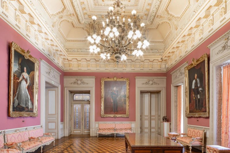 Sala dos Retratos at Palácio da Bolsa, showing the heritage-portrait chamber used by BTQ Events as a VIP hold and exhibition space alongside a main programme in Pátio das Nações