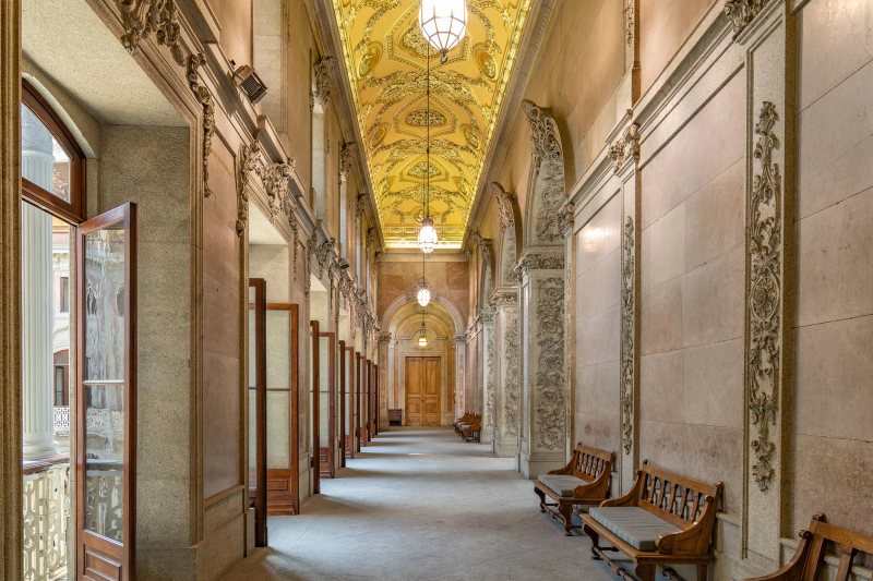 Second-floor Claustros at Palácio da Bolsa, showing the atmospheric upper-level cloister gallery used by BTQ Events as a mezzanine reception breakout space during corporate gala production
