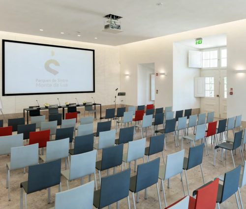 Queluz Auditorium with rows of chairs and projector