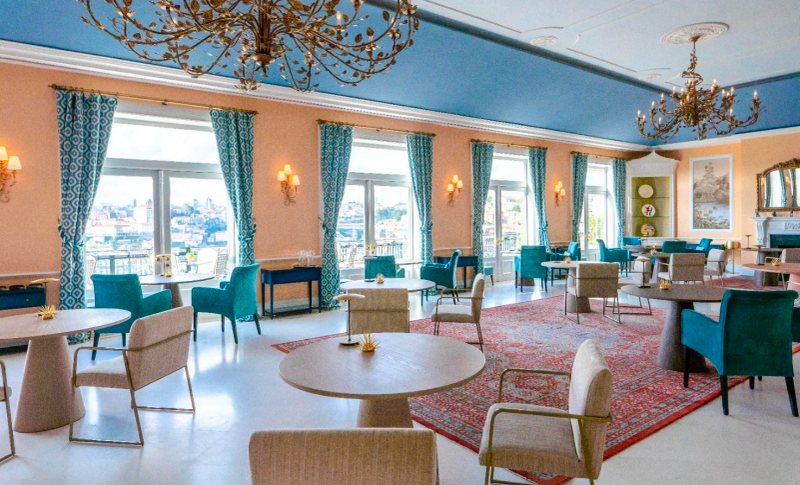 The Yeatman Library lounge with blue-painted ceiling, chandeliers, arched windows framing the Douro, deep sofas and decorative panelling, used by BTQ Events as a VIP arrival hold and post-dinner retreat